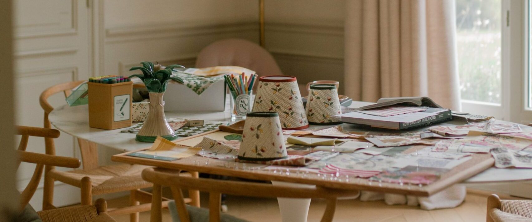 La table de travail de l’atelier de création, abat-jours et tissus