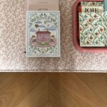 Le banc Betsy en tissu corail vu de dessus, avec des livres
