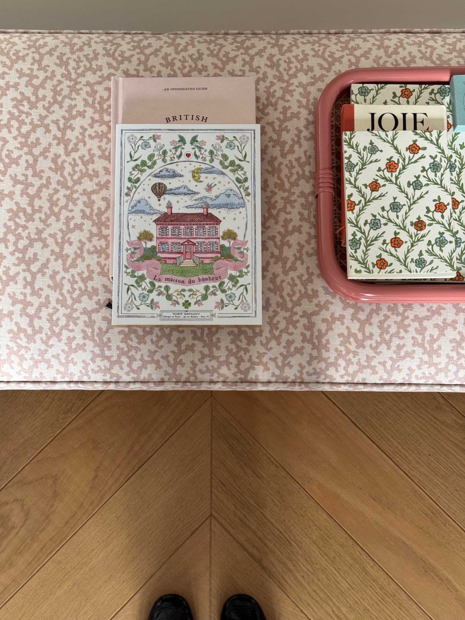 Le banc Betsy en tissu corail vu de dessus, avec des livres
