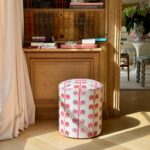 Le pouf Georgie devant une bibliothèque