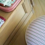 Le pouf Georgie en tissu rayé à pois roses vu de dessus