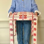 Tabouret Mary tapissé d’un tissu brodé de fleurs roses et rouges