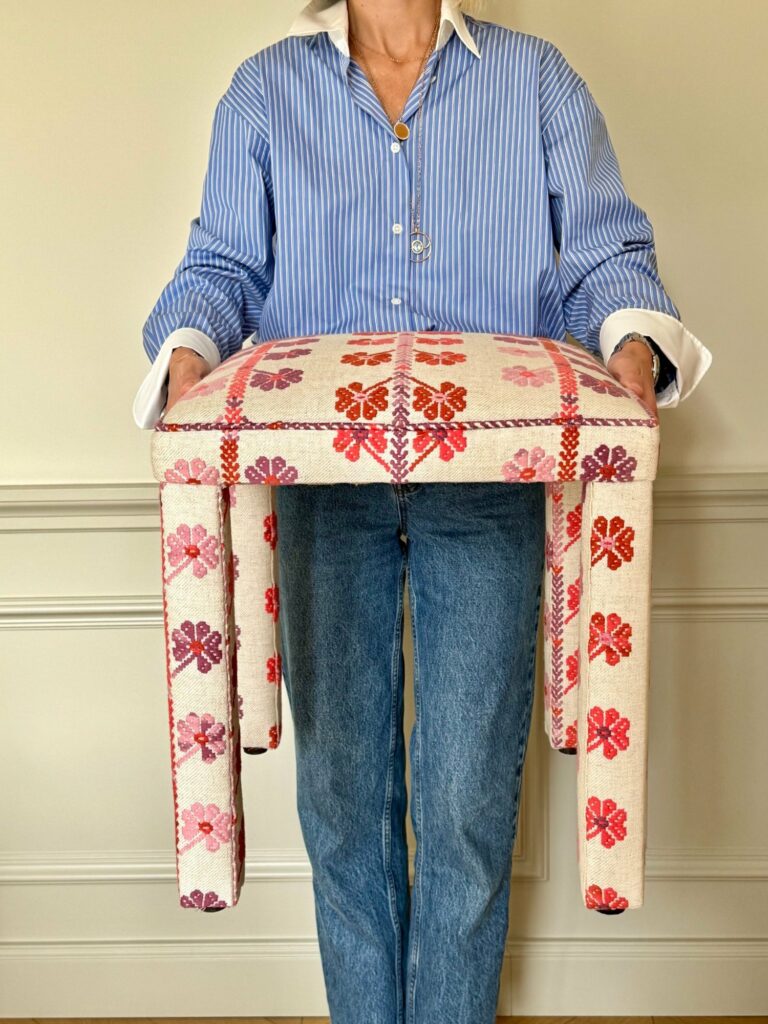 Tabouret Mary tapissé d’un tissu brodé de fleurs roses et rouges