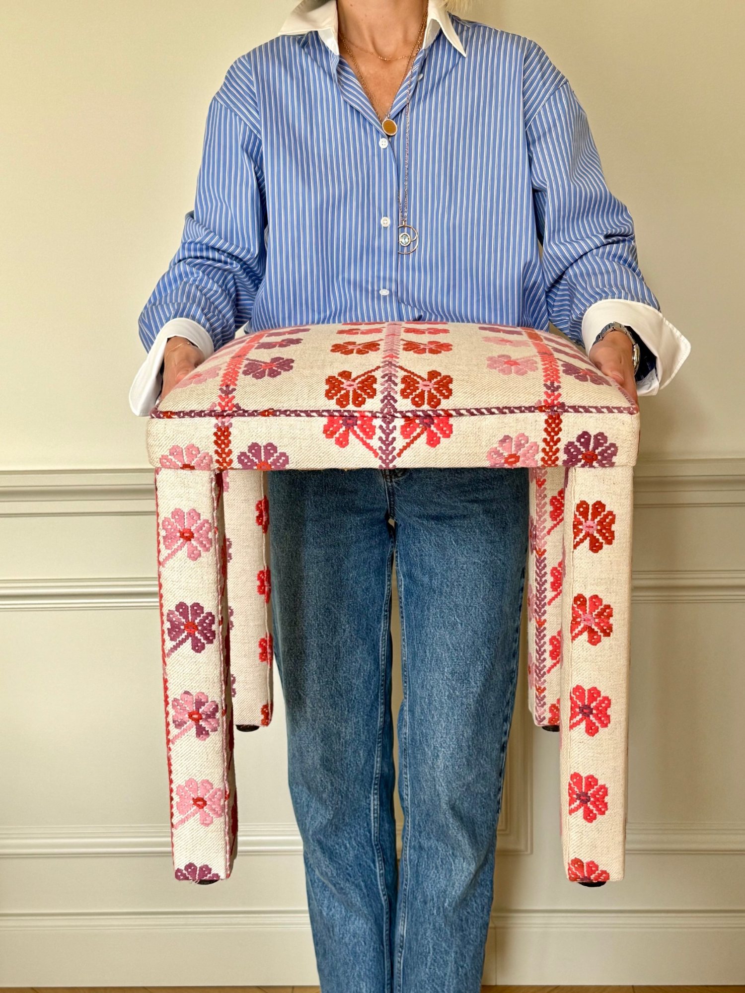 Tabouret Mary tapissé d’un tissu brodé de fleurs roses et rouges