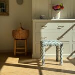Le tabouret Mary en tissu ikat bleu dans une cuisine baignée de soleil