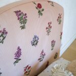La tête de lit Gaby, rayure rose à brins fleuris