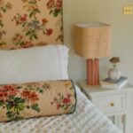Tête de lit Georgie fleurie, lampe et chevet blanc