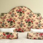 Tête de lit Georgie en tissu fleuri, vue de face avec deux traversins assortis