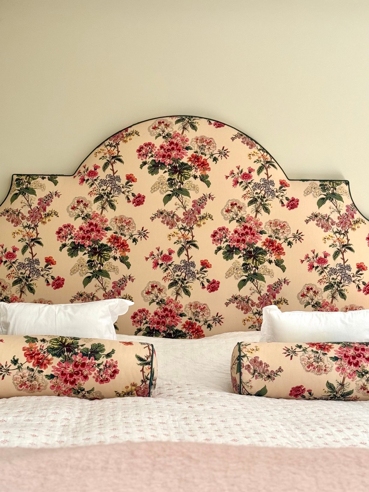 Tête de lit Georgie en tissu fleuri, vue de face avec deux traversins assortis