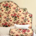 Tête de lit Georgie fleurie, traversin assorti et coussin blanc