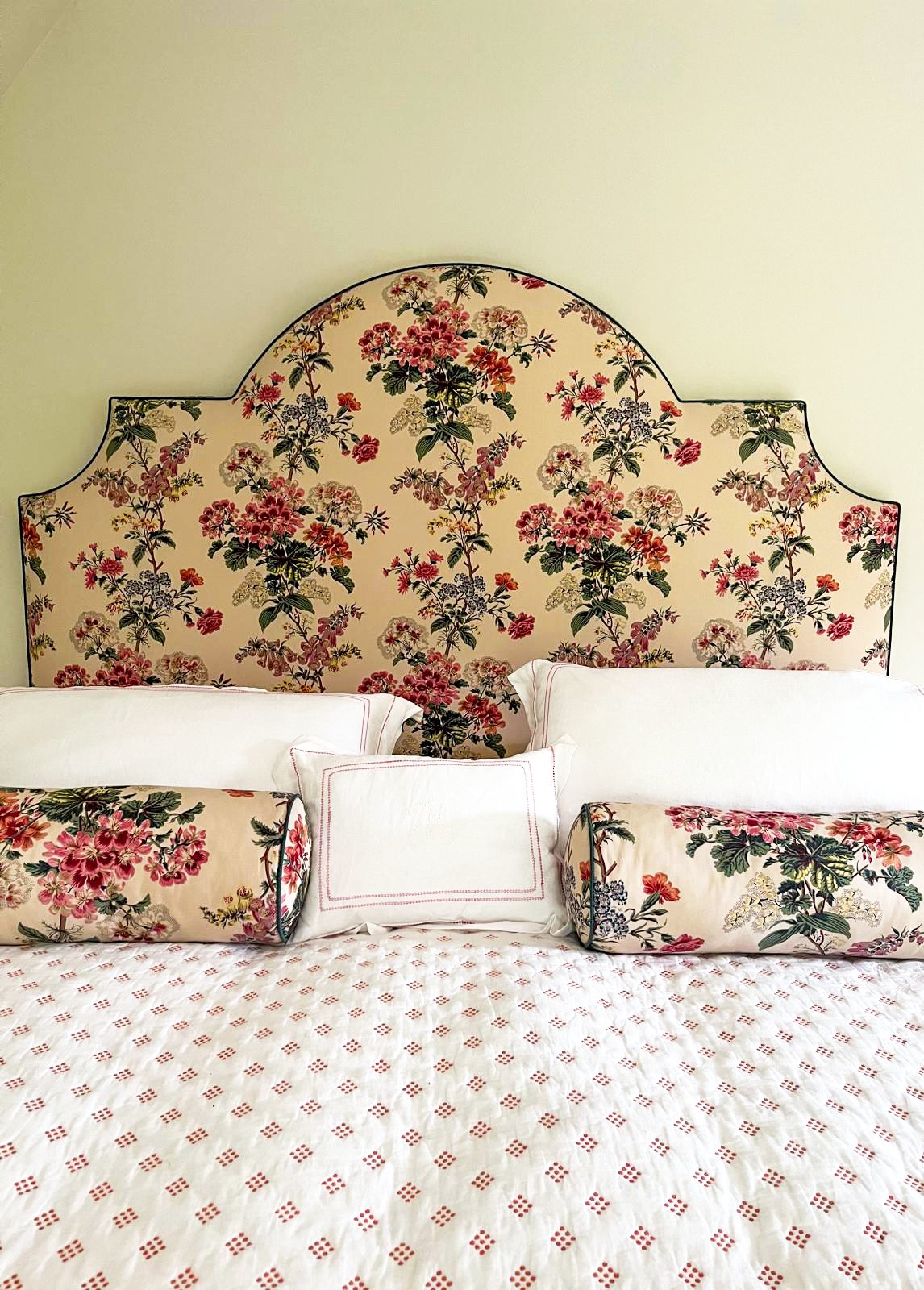 La tête de lit Georgie en tissu fleuri, forme chantournée