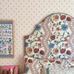 Tête de lit Marcie en tissu fleuri à zigzags roses et bleus, passepoil bleu