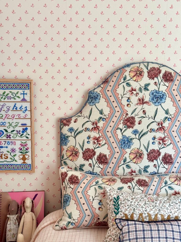 Tête de lit Marcie en tissu fleuri à zigzags roses et bleus, passepoil bleu